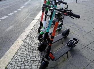 Schnieder will Parken von E-Scootern auf Gehwegen einschränken