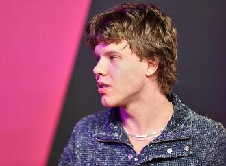 Alex Warren führt Single-Charts an - Zartmann auf Rang drei