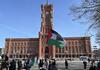 Berliner Linke für palästinensische Flagge vor Rotem Rathaus