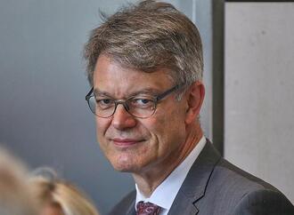 Schnieder will mit Reformen Bahn pünktlicher machen