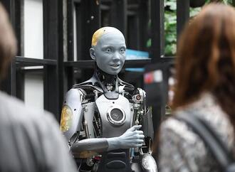 DRK-Präsidentin: Roboter können keine Pflege-Fachkräfte ersetzen