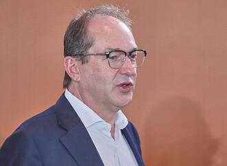 Dobrindt kritisiert Debatte über Kosten von Verbeamtungen