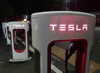 Tesla evakuiert Mitarbeiter nach Brand von Batteriezellen