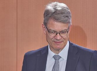 Schnieder will langfristige Lösung für Deutschlandticket finden