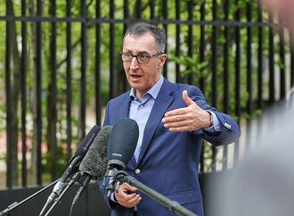 Özdemir zeigt sich offen für Verschiebung von Verbrenner-Aus