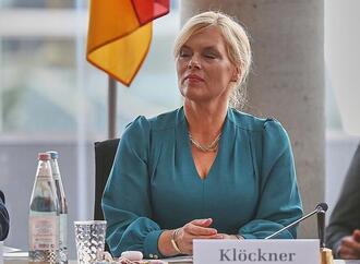 Bischof Bätzing rügt Klöckner wegen fehlender Regenbogenflagge