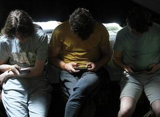Studie: Mehrheit unterstützt Altersgrenze für Smartphone-Nutzung