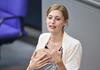 Grünen-Angeordnete hält Rede mit Baby im Bundestag