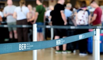 Flugstörungen durch Cyberattacke: Polizei nimmt Mann in Großbritannien fest