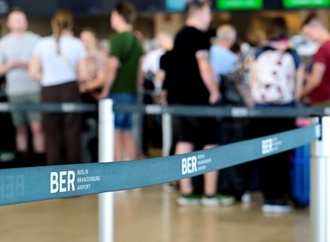 Flugstörungen durch Cyberattacke: Polizei nimmt Mann in Großbritannien fest