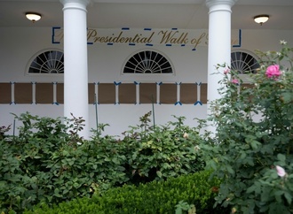 Trump ersetzt Biden-Porträt durch Foto von Unterschriftenautomat