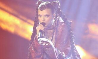 Nina Chuba auf Platz eins der Album-Charts