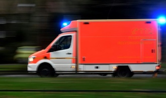 Krankenwagen hält auf Gleisen: Patientin stirbt bei Zusammenstoß mit Zug