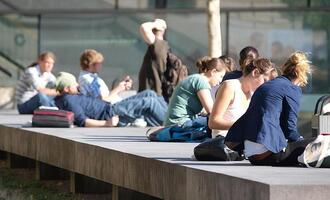Etwas mehr Beschäftigte an Hochschulen im Jahr 2024