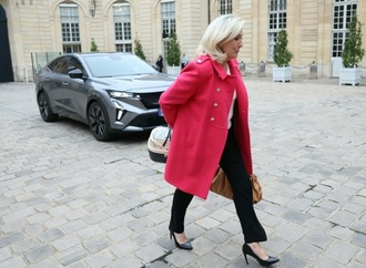 Rechtspopulistin Le Pen erscheint mit Katzenbaby beim Premierminister