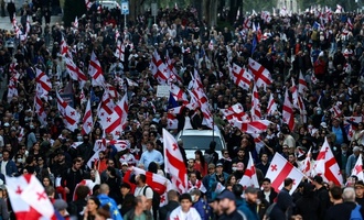 Zehntausende bei Protesten in Georgien - Polizei setzt Tränengas ein