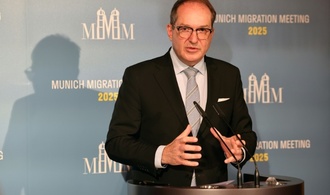 Rückkehrzentren für Migranten in Drittstaaten: Dobrindt weist auf rechtliche Hürden hin