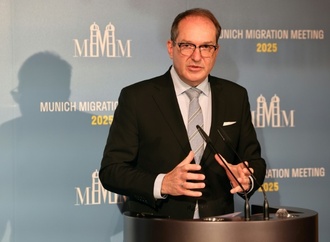 Rückkehrzentren für Migranten in Drittstaaten: Dobrindt weist auf rechtliche Hürden hin