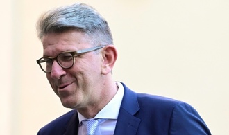 Kulturstaatsminister Weimer: Jahrestag von Hamas-Angriff als Trauertag respektieren
