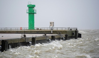 Sturmflut über Teilen Norddeutschlands: Störungen im Fährverkehr