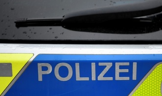 Tödlicher Unfall in Nordrhein-Westfalen: Mann zwischen Lastwagen eingeklemmt