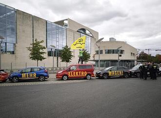 Auto-Gipfel: Greenpeace pocht auf zügigen Umstieg auf E-Mobilität