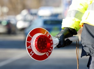 Protestbus aus Verkehr gezogen: Polizei prüft hunderte Posts im Netz