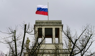 Frau bedroht Objektschützerin vor russischer Botschaft in Berlin mit Messer