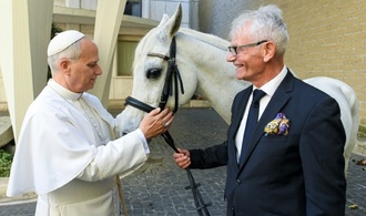 Pferdezüchter schenkt dem Papst einen Vollblutaraber
