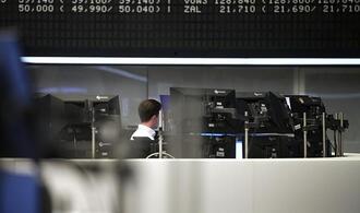 Dax startet im Minus - Anleger blicken nach Frankreich