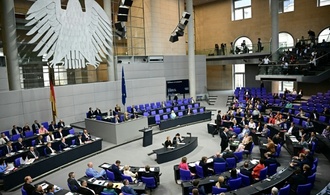 Bundestag berät über ''Modernisierungsagenda'' der Regierung und Klimawandel