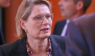Justizministerin packt neues Firmenmodell an