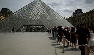 Raubüberfall im Louvre in Paris: Täter erbeuten Schmuck von ''unschätzbarem Wert''