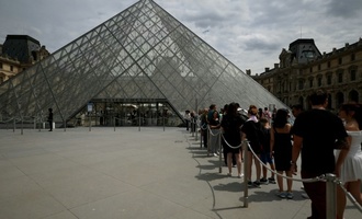 Raubüberfall im Louvre-Museum in Paris - Täter erbeuten Schmuck und flüchten