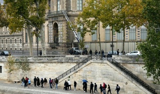 Eines der aus Louvre gestohlenen Schmuckstücke nahe dem Museum gefunden