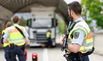 Haft für Lastwagenfahrer wegen Schmuggels von Zigaretten und Parfüm in Bayern
