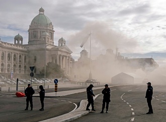Schusswaffenangriff auf regierungstreue Demonstranten vor Parlament in Belgrad