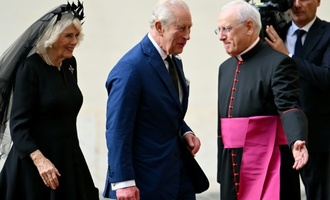 König Charles III. trifft Papst vor historischem Gebet im Vatikan