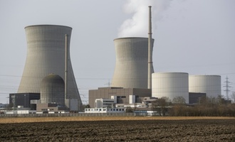 Kühltürme von ehemaligem Atomkraftwerk Gundremmingen in Bayern werden gesprengt
