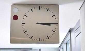 Uhren auf Normalzeit umgestellt