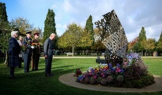 Charles III. legt Kranz an Denkmal für LGBTQ-Angehörige in der Armee nieder