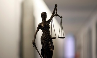 Prozess um rechtsextreme Kampfsportgruppe: Haftbefehle aufgehoben