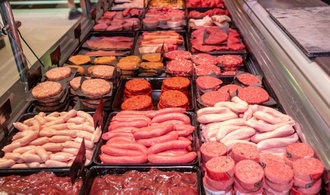 Metzgerei-Einbrecher isst erst Würste auf und ruft dann selbst die Polizei