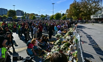 Ein Jahr nach Einsturz von Bahnhofsdach in Serbien: Zehntausende Menschen gedenken der Opfer