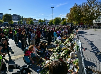 Ein Jahr nach Einsturz von Bahnhofsdach in Serbien: Zehntausende Menschen gedenken der Opfer