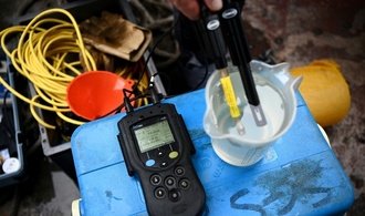 Unbekannte färben Wildbach in Oberbayern über hunderte Meter neongrün