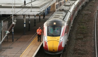 Messerangriff in Zug in England: Verdächtiger des versuchten Mordes beschuldigt