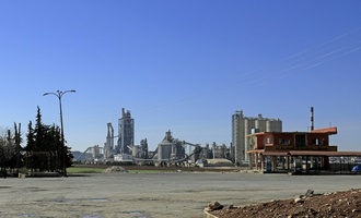 Terrorfinanzierung in Syrien: Zementhersteller Lafarge vor Gericht