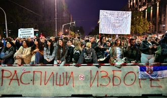 Tausende Unterstützer sowie Kritiker der Regierung bei Massenprotesten in Belgrad