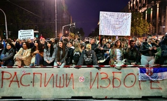 Tausende Unterstützer sowie Kritiker der Regierung bei Massenprotesten in Belgrad